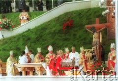 3.06.1997, Gniezno, Polska.
Szósta pielgrzymka Ojca Świętego Jana Pawła II do Polski. Msza św. z okazji tysiąclecia męczeństwa św. Wojciecha. Papież całuje urnę z relikwiami św. Wojciecha.
Fot. Jerzy Szot, zbiory Ośrodka KARTA