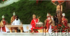 3.06.1997, Gniezno, Polska.
Szósta pielgrzymka Ojca Świętego Jana Pawła II do Polski. Msza św. z okazji tysiąclecia męczeństwa św. Wojciecha. Przy ołtarzu stoi relikwiarz św. Wojciecha.
Fot. Jerzy Szot, zbiory Ośrodka KARTA