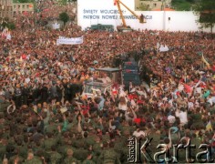 3.06.1997, Gniezno, Polska.
Szósta pielgrzymka Ojca Świętego Jana Pawła II do Polski. Papież przejeżdża w papamobile otoczony tłumem wiernych.
Fot. Jerzy Szot, zbiory Ośrodka KARTA