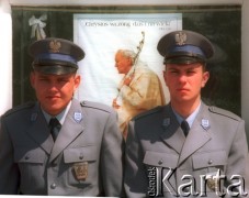 3.06.1997, Gniezno, Polska.
Szósta pielgrzymka Ojca Świętego Jana Pawła II do Polski. Policjanci i plakat z wizerunkiem Jana Pawła II.
Fot. Jerzy Szot, zbiory Ośrodka KARTA