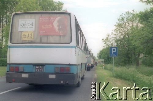 3.06.1997, Gniezno, Polska.
Szósta pielgrzymka Ojca Świętego Jana Pawła II do Polski. Autokary z pielgrzymami.
Fot. Jerzy Szot, zbiory Ośrodka KARTA
