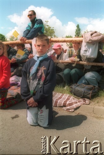 3.06.1997, Gniezno, Polska.
Szósta pielgrzymka Ojca Świętego Jana Pawła II do Polski. Wierni w czasie mszy świętej.
Fot. Jerzy Szot, zbiory Ośrodka KARTA