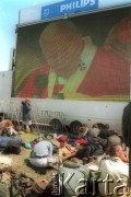 3.06.1997, Gniezno, Polska.
Szósta pielgrzymka Ojca Świętego Jana Pawła II do Polski. Wierni przed telebimem.
Fot. Jerzy Szot, zbiory Ośrodka KARTA
