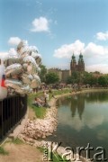 3.06.1997, Gniezno, Polska.
Miasto w czasie wizyty Ojca Świętego Jana Pawła II. W głębi widać Archikatedrę Gnieźnieńską.
Fot. Jerzy Szot, zbiory Ośrodka KARTA