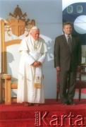10.06.1997, Kraków, Polska.
Szósta pielgrzymka Ojca Świętego Jana Pawła II do Polski. Pożegnanie papieża na lotnisku w Balicach. Nz. Jan Paweł II i prezydent RP Aleksander Kwaśniewski.
Fot. Jerzy Szot, zbiory Ośrodka KARTA
