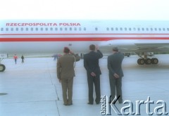 10.06.1997, Kraków, Polska.
Szósta pielgrzymka Ojca Świętego Jana Pawła II do Polski. Pożegnanie papieża na lotnisku w Balicach. Na płycie lotniska m.in. wojewoda krakowski Jacek Majchrowski (1. z prawej)
Fot. Jerzy Szot, zbiory Ośrodka KARTA