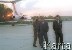 10.06.1997, Kraków, Polska.
Szósta pielgrzymka Ojca Świętego Jana Pawła II do Polski. Pożegnanie papieża na lotnisku w Balicach. Na płycie lotniska m.in. wojewoda krakowski Jacek Majchrowski (w środku).
Fot. Jerzy Szot, zbiory Ośrodka KARTA