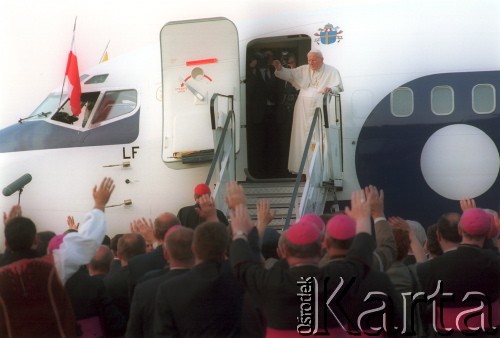 10.06.1997, Kraków, Polska.
Szósta pielgrzymka Ojca Świętego Jana Pawła II do Polski. Pożegnanie papieża na lotnisku w Balicach.
Fot. Jerzy Szot, zbiory Ośrodka KARTA