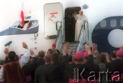 10.06.1997, Kraków, Polska.
Szósta pielgrzymka Ojca Świętego Jana Pawła II do Polski. Pożegnanie papieża na lotnisku w Balicach.
Fot. Jerzy Szot, zbiory Ośrodka KARTA