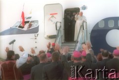 10.06.1997, Kraków, Polska.
Szósta pielgrzymka Ojca Świętego Jana Pawła II do Polski. Pożegnanie papieża na lotnisku w Balicach.
Fot. Jerzy Szot, zbiory Ośrodka KARTA