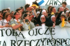 10.06.1997, Kraków, Polska.
Szósta pielgrzymka Ojca Świętego Jana Pawła II do Polski. Ludzie na trasie przejazdu papamobile.
Fot. Jerzy Szot, zbiory Ośrodka KARTA