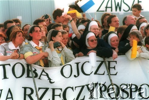 10.06.1997, Kraków, Polska.
Szósta pielgrzymka Ojca Świętego Jana Pawła II do Polski. Ludzie na trasie przejazdu papamobile.
Fot. Jerzy Szot, zbiory Ośrodka KARTA