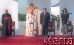 10.06.1997, Kraków, Polska.
Szósta pielgrzymka Ojca Świętego Jana Pawła II do Polski. Pożegnanie papieża na lotnisku w Balicach. Nz. od lewej  prymas Polski Józef Glemp, Jan Paweł II, prezydent RP Aleksander Kwaśniewski, żona prezydenta Jolanta Kwaśniewska.
Fot. Jerzy Szot, zbiory Ośrodka KARTA