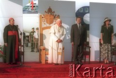 10.06.1997, Kraków, Polska.
Szósta pielgrzymka Ojca Świętego Jana Pawła II do Polski. Pożegnanie papieża na lotnisku w Balicach. Nz. od lewej  prymas Polski Józef Glemp, Jan Paweł II, prezydent RP Aleksander Kwaśniewski, żona prezydenta Jolanta Kwaśniewska.
Fot. Jerzy Szot, zbiory Ośrodka KARTA