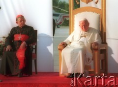 10.06.1997, Kraków, Polska.
Szósta pielgrzymka Ojca Świętego Jana Pawła II do Polski. Pożegnanie papieża na lotnisku w Balicach. Obok Jana Pawła II siedzi prymas Polski Józef Glemp.
Fot. Jerzy Szot, zbiory Ośrodka KARTA
