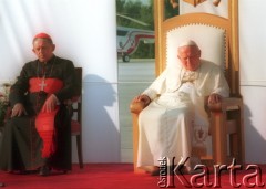 10.06.1997, Kraków, Polska.
Szósta pielgrzymka Ojca Świętego Jana Pawła II do Polski. Pożegnanie papieża na lotnisku w Balicach. Obok Jana Pawła II siedzi prymas Polski Józef Glemp.
Fot. Jerzy Szot, zbiory Ośrodka KARTA