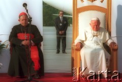 10.06.1997, Kraków, Polska.
Szósta pielgrzymka Ojca Świętego Jana Pawła II do Polski. Pożegnanie papieża na lotnisku w Balicach. Obok Jana Pawła II siedzi prymas Polski Józef Glemp.
Fot. Jerzy Szot, zbiory Ośrodka KARTA