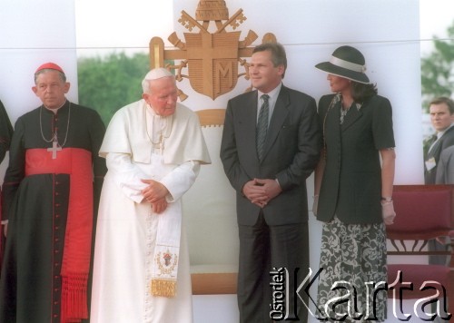 10.06.1997, Kraków, Polska.
Szósta pielgrzymka Ojca Świętego Jana Pawła II do Polski. Pożegnanie papieża na lotnisku w Balicach. Nz. od lewej  prymas Polski Józef Glemp, Jan Paweł II, prezydent RP Aleksander Kwaśniewski, żona prezydenta Jolanta Kwaśniewska.
Fot. Jerzy Szot, zbiory Ośrodka KARTA