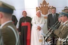 10.06.1997, Kraków, Polska.
Szósta pielgrzymka Ojca Świętego Jana Pawła II do Polski. Pożegnanie papieża na lotnisku w Balicach. Nz. w głębi od lewej prymas Polski Józef Glemp, Jan Paweł II, prezydent RP Aleksander Kwaśniewski, żona prezydenta Jolanta Kwaśniewska.
Fot. Jerzy Szot, zbiory Ośrodka KARTA