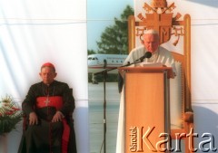 10.06.1997, Kraków, Polska.
Szósta pielgrzymka Ojca Świętego Jana Pawła II do Polski. Papież przemawia w czasie pożegnania na lotnisku w Balicach. Obok niego siedzi prymas Polski kardynał Józef Glemp.
Fot. Jerzy Szot, zbiory Ośrodka KARTA