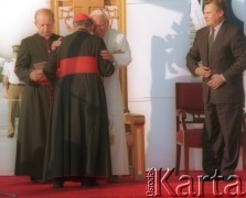 10.06.1997, Kraków, Polska.
Szósta pielgrzymka Ojca Świętego Jana Pawła II do Polski. Pożegnanie papieża na lotnisku w Balicach. Nz. od lewej sekretarz papieża Stanisław Dziwisz, prymas Polski kardynał Józef Glemp (tyłem do obiektywu) i prezydent RP Aleksander Kwaśniewski.
Fot. Jerzy Szot, zbiory Ośrodka KARTA
