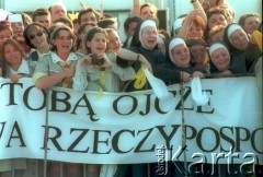 10.06.1997, Kraków, Polska.
Szósta pielgrzymka Ojca Świętego Jana Pawła II do Polski. Ludzie na trasie przejazdu papamobile.
Fot. Jerzy Szot, zbiory Ośrodka KARTA