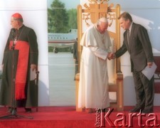 10.06.1997, Kraków, Polska.
Szósta pielgrzymka Ojca Świętego Jana Pawła II do Polski. Pożegnanie papieża na lotnisku w Balicach - Jan Paweł II i prezydent RP Aleksander Kwaśniewski. 
Fot. Jerzy Szot, zbiory Ośrodka KARTA