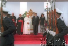 10.06.1997, Kraków, Polska.
Szósta pielgrzymka Ojca Świętego Jana Pawła II do Polski. Pożegnanie papieża na lotnisku w Balicach. Nz. w głębi od lewej  NN,  prymas Polski Józef Glemp, Jan Paweł II, prezydent RP Aleksander Kwaśniewski, żona prezydenta Jolanta Kwaśniewska. Na pierwszym planie kompania reprezentacyjna.
Fot. Jerzy Szot, zbiory Ośrodka KARTA