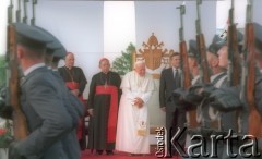 10.06.1997, Kraków, Polska.
Szósta pielgrzymka Ojca Świętego Jana Pawła II do Polski. Pożegnanie papieża na lotnisku w Balicach. Nz. w głębi od lewej  NN,  prymas Polski Józef Glemp, Jan Paweł II, prezydent RP Aleksander Kwaśniewski. Na pierwszym planie kompania reprezentacyjna.
Fot. Jerzy Szot, zbiory Ośrodka KARTA