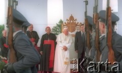 10.06.1997, Kraków, Polska.
Szósta pielgrzymka Ojca Świętego Jana Pawła II do Polski. Pożegnanie papieża na lotnisku w Balicach. Nz. w głębi od lewej  NN,  prymas Polski Józef Glemp, Jan Paweł II, prezydent RP Aleksander Kwaśniewski. Na pierwszym planie kompania reprezentacyjna.
Fot. Jerzy Szot, zbiory Ośrodka KARTA