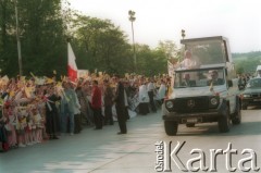 10.06.1997, Kraków, Polska.
Szósta pielgrzymka Ojca Świętego Jana Pawła II do Polski. Papież w papamobile przejeżdża ulicami miasta.
Fot. Jerzy Szot, zbiory Ośrodka KARTA