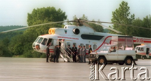 10.06.1997, Kraków, Polska.
Szósta pielgrzymka Ojca Świętego Jana Pawła II do Polski. Papież na lotnisku w Balicach.
Fot. Jerzy Szot, zbiory Ośrodka KARTA