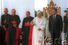 10.06.1997, Kraków, Polska.
Szósta pielgrzymka Ojca Świętego Jana Pawła II do Polski. Pożegnanie papieża na lotnisku w Balicach. Nz. od lewej w arcybiskup metropolita krakowski Franciszek Macharski, NN,  prymas Polski Józef Glemp, Jan Paweł II, prezydent RP Aleksander Kwaśniewski, żona prezydenta Jolanta Kwaśniewska. 
Fot. Jerzy Szot, zbiory Ośrodka KARTA