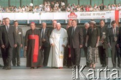10.06.1997, Kraków, Polska.
Szósta pielgrzymka Ojca Świętego Jana Pawła II do Polski. Pożegnanie papieża na lotnisku w Balicach. Nz. od lewej w pierwszym rzędzie: prymas Polski Józef Glemp, Jan Paweł II, prezydent RP Aleksander Kwaśniewski, żona prezydenta Jolanta Kwaśniewska. 
Fot. Jerzy Szot, zbiory Ośrodka KARTA