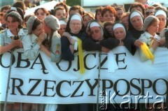 10.06.1997, Kraków, Polska.
Szósta pielgrzymka Ojca Świętego Jana Pawła II do Polski. Ludzie na trasie przejazdu papamobile.
Fot. Jerzy Szot, zbiory Ośrodka KARTA