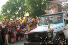 10.06.1997, Kraków, Polska.
Szósta pielgrzymka Ojca Świętego Jana Pawła II do Polski. Papież w papamobile przejeżdża ulicami miasta.
Fot. Jerzy Szot, zbiory Ośrodka KARTA