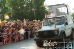 10.06.1997, Kraków, Polska.
Szósta pielgrzymka Ojca Świętego Jana Pawła II do Polski. Papież w papamobile przejeżdża ulicami miasta.
Fot. Jerzy Szot, zbiory Ośrodka KARTA