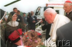 10.06.1997, Kraków, Polska.
Szósta pielgrzymka Ojca Świętego Jana Pawła II do Polski. Pożegnanie papieża na lotnisku w Balicach. Jan Paweł II żegna się z dziećmi, w głębi stoi arcybiskup metropolita krakowski.
Fot. Jerzy Szot, zbiory Ośrodka KARTA
