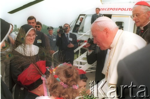 10.06.1997, Kraków, Polska.
Szósta pielgrzymka Ojca Świętego Jana Pawła II do Polski. Pożegnanie papieża na lotnisku w Balicach. Jan Paweł II żegna się z dziećmi, w głębi stoi arcybiskup metropolita krakowski.
Fot. Jerzy Szot, zbiory Ośrodka KARTA