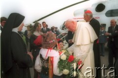 10.06.1997, Kraków, Polska.
Szósta pielgrzymka Ojca Świętego Jana Pawła II do Polski. Pożegnanie papieża na lotnisku w Balicach. Jan Paweł II żegna się z dziećmi, w głębi stoi arcybiskup metropolita krakowski.
Fot. Jerzy Szot, zbiory Ośrodka KARTA