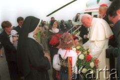 10.06.1997, Kraków, Polska.
Szósta pielgrzymka Ojca Świętego Jana Pawła II do Polski. Pożegnanie papieża na lotnisku w Balicach. Jan Paweł II żegna się z dziećmi, w głębi stoi arcybiskup metropolita krakowski.
Fot. Jerzy Szot, zbiory Ośrodka KARTA
