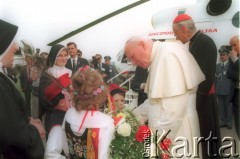 10.06.1997, Kraków, Polska.
Szósta pielgrzymka Ojca Świętego Jana Pawła II do Polski. Pożegnanie papieża na lotnisku w Balicach. Jan Paweł II żegna się z dziećmi, w głębi stoi arcybiskup metropolita krakowski.
Fot. Jerzy Szot, zbiory Ośrodka KARTA