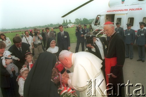 10.06.1997, Kraków, Polska.
Szósta pielgrzymka Ojca Świętego Jana Pawła II do Polski. Pożegnanie papieża na lotnisku w Balicach. Jan Paweł II żegna się z dziećmi, w głębi stoi arcybiskup metropolita krakowski.
Fot. Jerzy Szot, zbiory Ośrodka KARTA