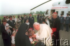10.06.1997, Kraków, Polska.
Szósta pielgrzymka Ojca Świętego Jana Pawła II do Polski. Pożegnanie papieża na lotnisku w Balicach. Jan Paweł II żegna się z dziećmi, w głębi stoi arcybiskup metropolita krakowski.
Fot. Jerzy Szot, zbiory Ośrodka KARTA