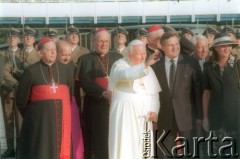10.06.1997, Kraków, Polska.
Szósta pielgrzymka Ojca Świętego Jana Pawła II do Polski. Pożegnanie papieża na lotnisku w Balicach. Nz. od lewej w pierwszym rzędzie: prymas Polski Józef Glemp, Jan Paweł II, prezydent RP Aleksander Kwaśniewski, żona prezydenta Jolanta Kwaśniewska. Za J. Glempem stoi Stanisław Dziwisz.
Fot. Jerzy Szot, zbiory Ośrodka KARTA