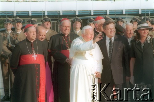10.06.1997, Kraków, Polska.
Szósta pielgrzymka Ojca Świętego Jana Pawła II do Polski. Pożegnanie papieża na lotnisku w Balicach. Nz. od lewej w pierwszym rzędzie: prymas Polski Józef Glemp, Jan Paweł II, prezydent RP Aleksander Kwaśniewski, żona prezydenta Jolanta Kwaśniewska. Za J. Glempem stoi Stanisław Dziwisz.
Fot. Jerzy Szot, zbiory Ośrodka KARTA