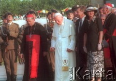 10.06.1997, Kraków, Polska.
Szósta pielgrzymka Ojca Świętego Jana Pawła II do Polski. Pożegnanie papieża na lotnisku w Balicach. Nz. od lewej: prymas Polski Józef Glemp, Jan Paweł II, prezydent RP Aleksander Kwaśniewski, żona prezydenta Jolanta Kwaśniewska.
Fot. Jerzy Szot, zbiory Ośrodka KARTA