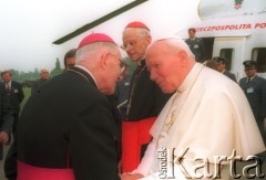 10.06.1997, Kraków, Polska.
Szósta pielgrzymka Ojca Świętego Jana Pawła II do Polski. Pożegnanie papieża na lotnisku w Balicach. Nz. od lewej: NN, arcybiskup metropolita krakowski Franciszek Macharski, Jan Paweł II.
Fot. Jerzy Szot, zbiory Ośrodka KARTA