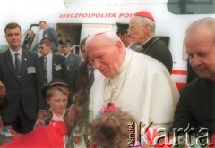 10.06.1997, Kraków, Polska.
Szósta pielgrzymka Ojca Świętego Jana Pawła II do Polski. Pożegnanie papieża na lotnisku w Balicach. Nz. Jan Paweł II i jego sekretarz Stanisław Dziwisz z dziećmi. Za nimi stoi arcybiskup metropolita krakowski Franciszek Macharski.
Fot. Jerzy Szot, zbiory Ośrodka KARTA