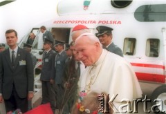 10.06.1997, Kraków, Polska.
Szósta pielgrzymka Ojca Świętego Jana Pawła II do Polski. Pożegnanie papieża na lotnisku w Balicach.
Fot. Jerzy Szot, zbiory Ośrodka KARTA